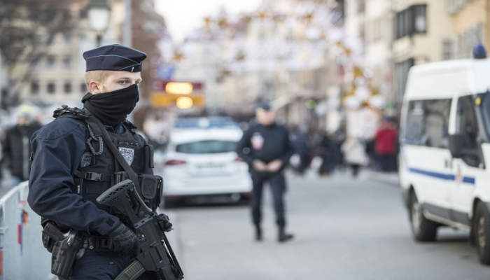 وسائل إعلام فرنسية: اعتقال رجل يحمل سكينا كان يخطط لشن هجوم في ليون
