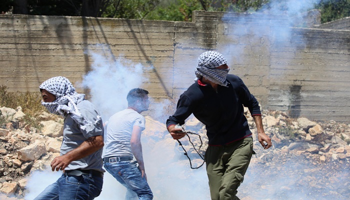 4 اصابات بالرصاص المعدني وعشرات حالات الاختناق جراء قمع الاحتلال مسيرة كفر قدوم