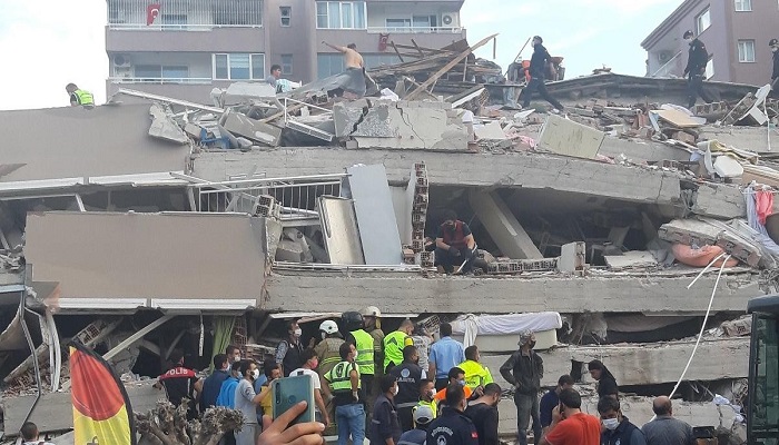 زلزال إزمير يخلف 12 قتيلا و419 جريحا
