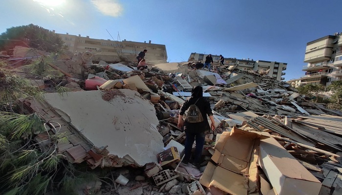 ارتفاع حصيلة ضحايا زلزال إزمير إلى 25 قتيلا و804 مصابين