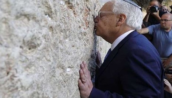 القناة السابعة: السفير الأمريكي ديفيد فريدمان يؤدي صلوات كهنوتية عند حائط البراق