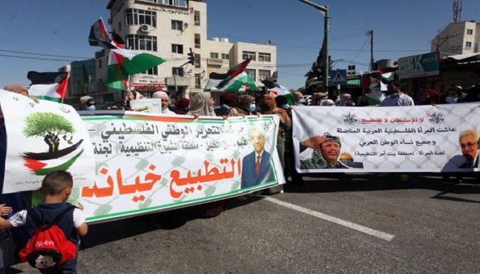 الخليل: وقفة نسوية رافضة للتطبيع ومساندة للقيادة الفلسطينية
