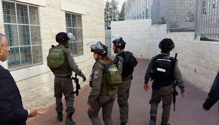 الاحتلال يعتقل 11 مواطنا ويقتحم مدرسة في الضفة
