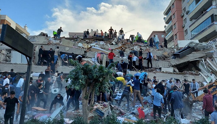 ارتفاع عدد قتلى زلزال إزمير في تركيا إلى 58 شخصا مع استمرار عمليات البحث والإنقاذ
