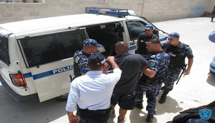 الشرطة تقبض على مطلوب صادر بحقه أوامر حبس  في نابلس 