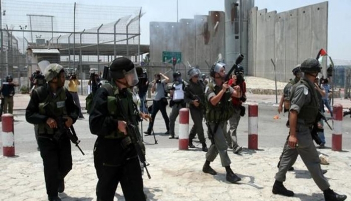 قوات الاحتلال تغلق حاجز قلنديا بعد اعتقالها شابا وفتاة
