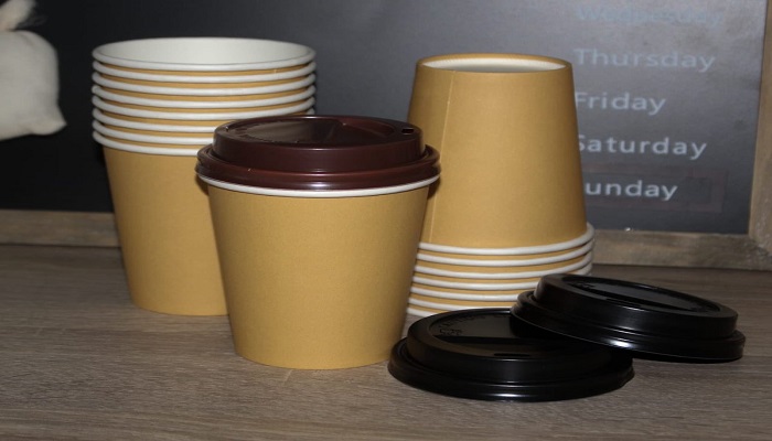 شرب القهوة أو الشاي في أكواب ورقية يجعلنا نبتلع 25 ألف جزيء من المواد البلاستيكية الدقيقة
