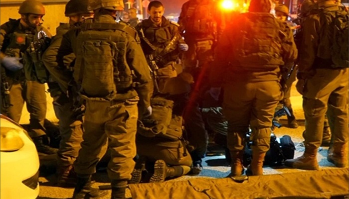 الاحتلال يعتدي بالضرب المبرح على ثلاثة شبان على حاجز عسكري جنوب بيت لحم