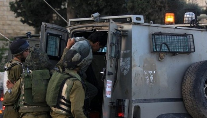 الاحتلال يواصل اعتقال ثلاثة أشقاء من مخيم العروب أحدهم إصابته بليغة


