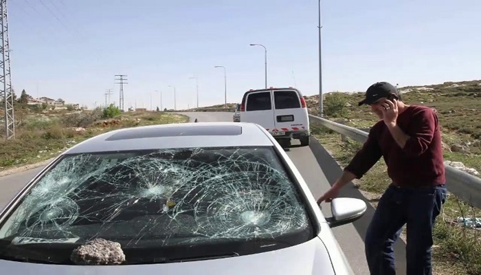 مستوطنون يهاجمون مركبات المواطنين على الطريق الواصل بين نابلس وقلقيلية
