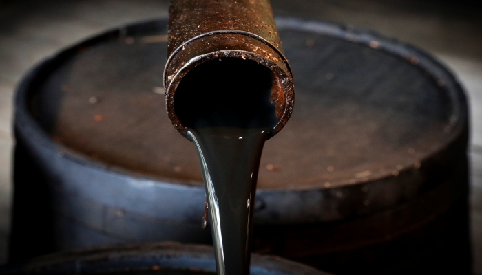 النفط يتراجع مع انحسار موجة الصعود بفعل مخاوف الطلب
