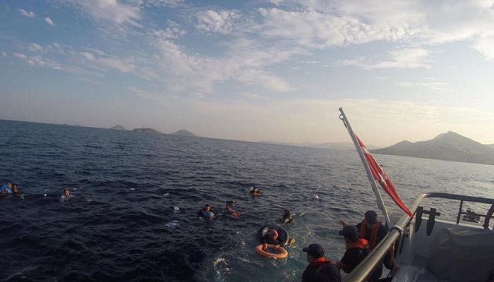 انتشال جثة وإنقاذ 37 شخصا في غرق قارب سياحي في تركيا
