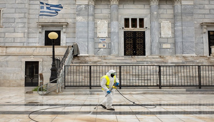 اليونان تعلن فرض إجراءات عزل عام على مستوى البلاد لاحتواء كورونا
