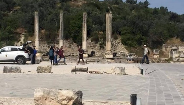 مستوطنون يقتحمون الموقع الأثري في سبسطية
