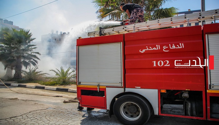 الدفاع المدني يخمد حريقا اندلع في مصنع بلاستيك ببلدة بيت أمر شمال الخليل
