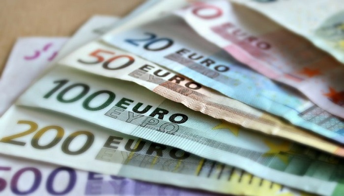 اليورو يقترب من أعلى مستوى في عامين ونصف العام