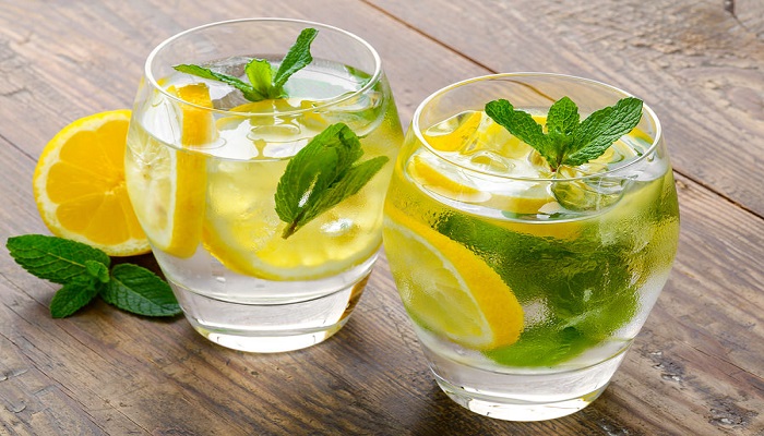 من يفيده شرب الماء مع الليمون؟
