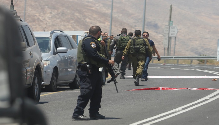 مستوطن يطلق النار باتجاه سيارة للفلسطينيين للاشتباه بأنها فلسطينية

