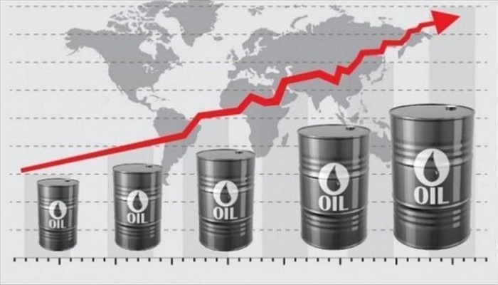 النفط يرتفع 2% بعد تراجع المخزونات الأمريكية