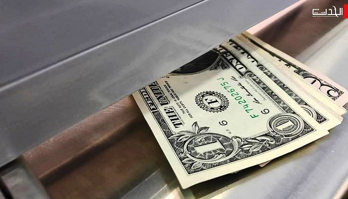 خبراء ينصحون بالابتعاد عن الدولار

