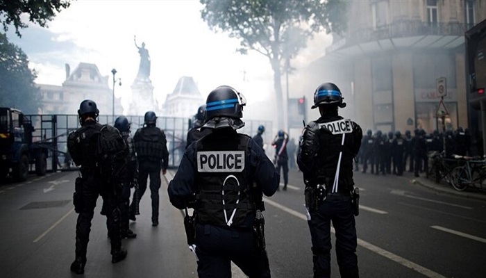 فرنسا تحشد مائة ألف شرطي لمنع تجمعات ليلة رأس السنة

