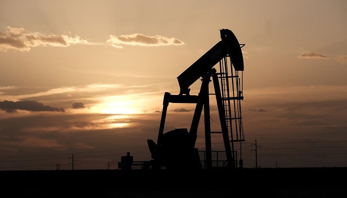 النفط يتراجع من أعلى مستوى في أشهر
