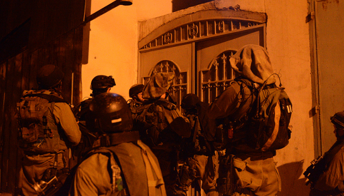 قوات الاحتلال تعتقل (18) مواطنًا من الضفة غالبيتهم أسرى سابقون