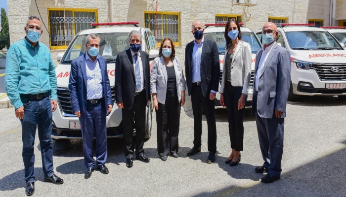 أيبك تقدم 6 سيارات أسعاف مجهزة بالكامل لوزارة الصحة الفلسطينية