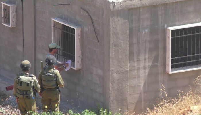 الاحتلال يسلم اخطارات بوقف البناء في النبي الياس شرق قلقيلية
