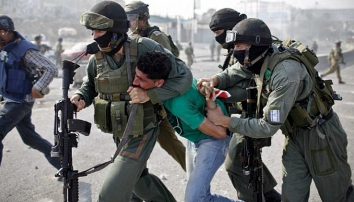 الاحتلال يعتقل شابا بعد إصابته في مخيم الفوار