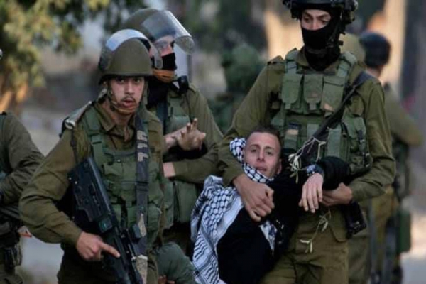 الاحتلال يعتقل شابة  في القدس وشابين  في الخليل 