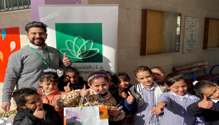 بنك القاهرة عمان يقدم هدايا للطالبات في مدرسة بنات مخيم رقم (1) الأساسية – العين

