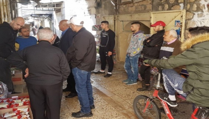سلطات الاحتلال تحرر مخالفات وتستولي على بضائع في القدس
