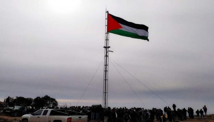 رفع علم فلسطين فوق جبل العرمة المهدد بالاستيلاء جنوب نابلس
