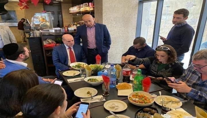شبان يهاجمون مطعما في رام الله لاستضافته لقاء بين صحفيين إسرائيليين ومسؤولين في السلطة

