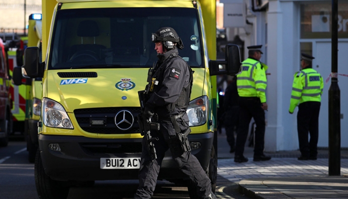 طعن رجل أثناء رفعه الأذان داخل مسجد في لندن.. واعتقال المشتبه به