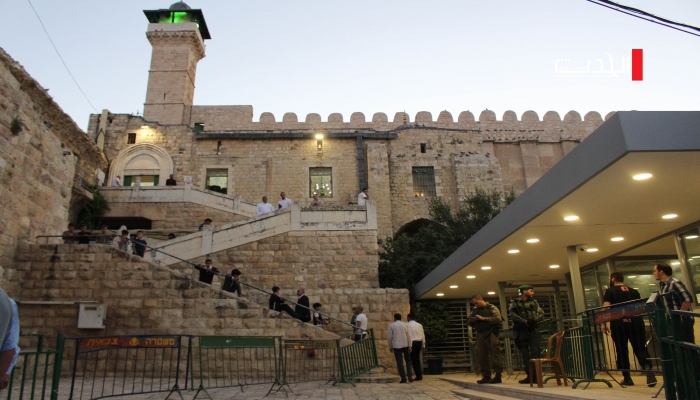 الاحتلال ينصب خياما في ملعب مدرسة الإبراهيمية قرب الحرم الإبراهيمي
