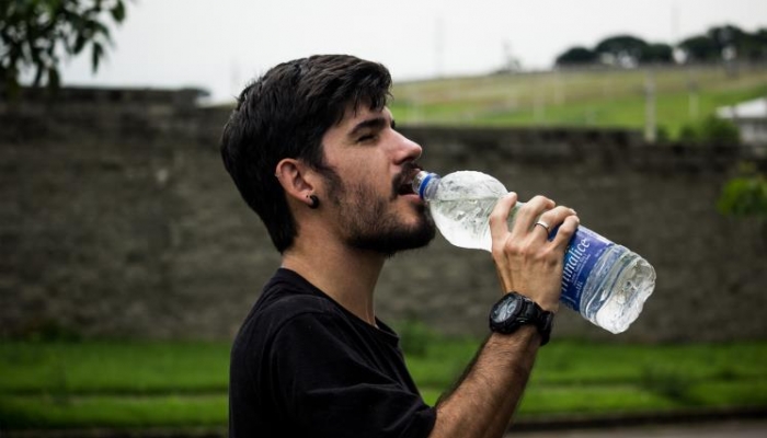 علامات تشير إلى أنك تشرب ماء أقل مما ينبغي
