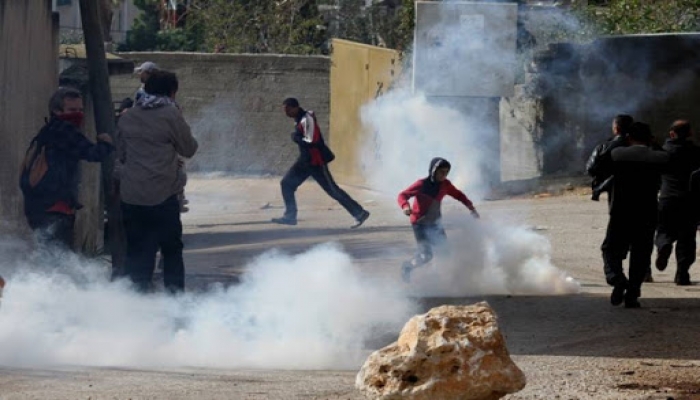 عشرات حالات الاختناق خلال مواجهات مع الاحتلال في بلدة بيت أمر
