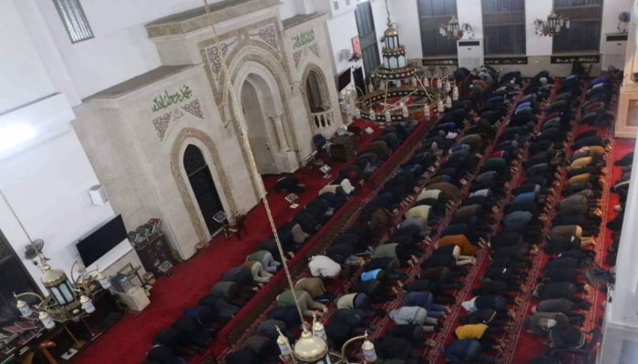 الآلاف يؤدون صلاة 