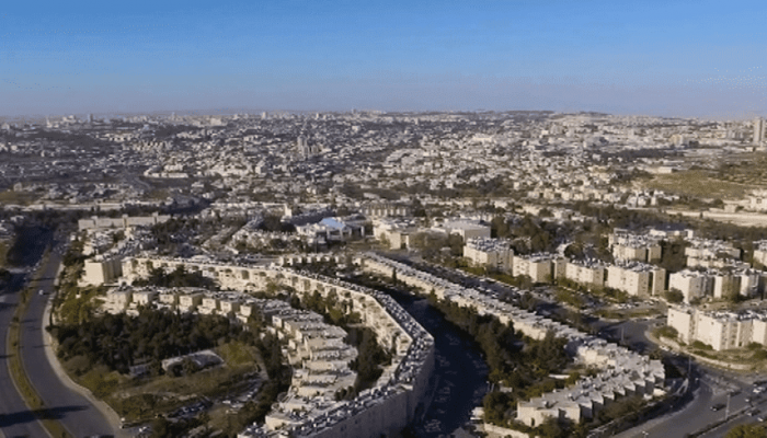 حجر المئات من الإسرائيليين في مستوطنة موديعين جنوب غرب رام الله 

