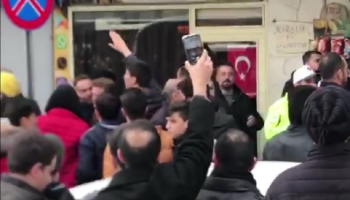 أتراك يهاجمون سوريين خلال جنازة عسكري تركي: جنودنا يموتون في إدلب وأنتم تستمتعون هنا (فيديو)
