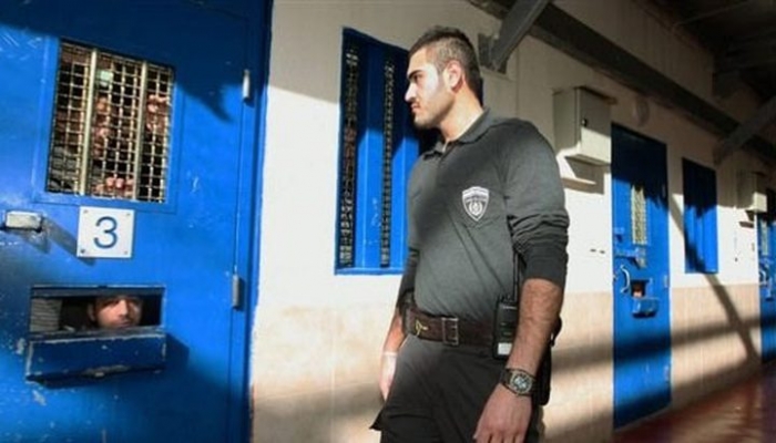 الأسرى يشرعون بخطوات احتجاجية في سجون الاحتلال 
