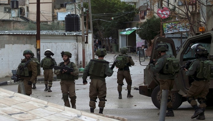 الاحتلال يقتحم عدة منازل وينصب حواجز عسكرية في الخليل

