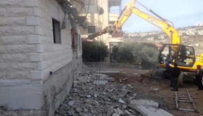 الاحتلال يهدم منزلا في حزما شمال شرق القدس
