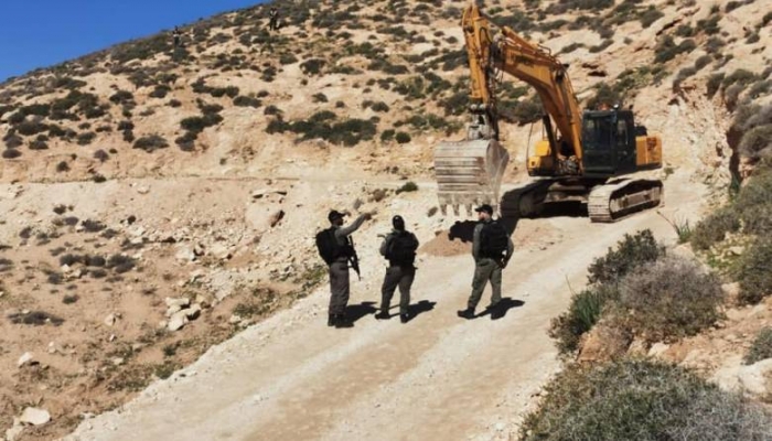 الاحتلال يغلق طريق خربة شعب البطم جنوب الخليل بسواتر ترابية
