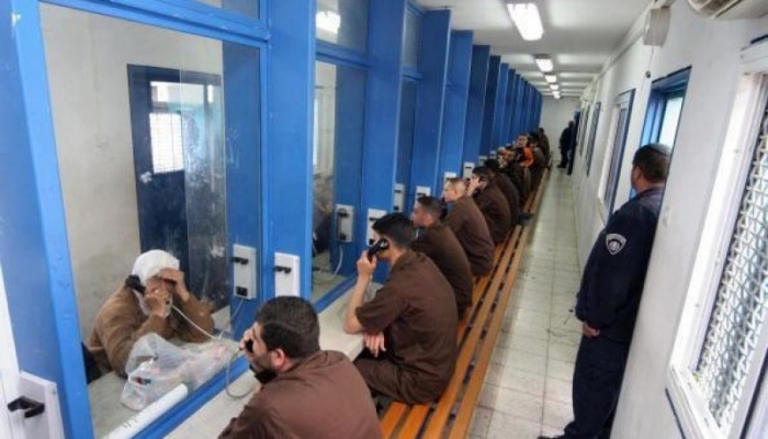 مصلحة سجون الاحتلال تدرس وقف زيارات الأسرى بسبب 