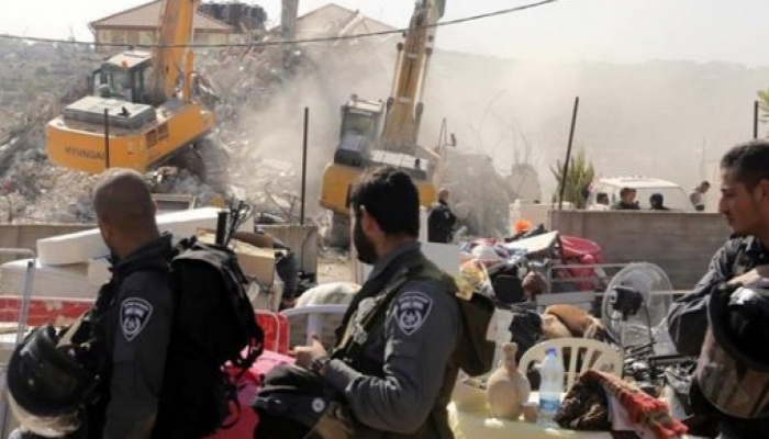 حماية منزل من الهدم في منطقة الطور داخل القدس المحتلة 