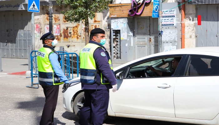 الشرطة تحتجز 16 مركبة وتقبض على 10 أشخاص مخالفين لحالة الطوارئ في رام الله 