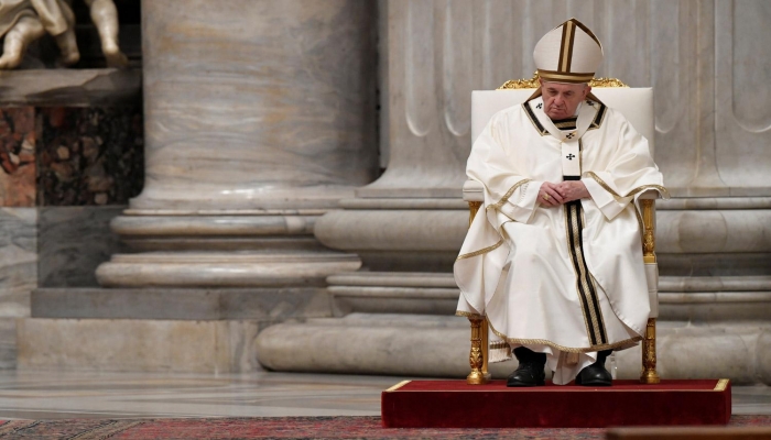 البابا يصلي وحيدا في العيد
